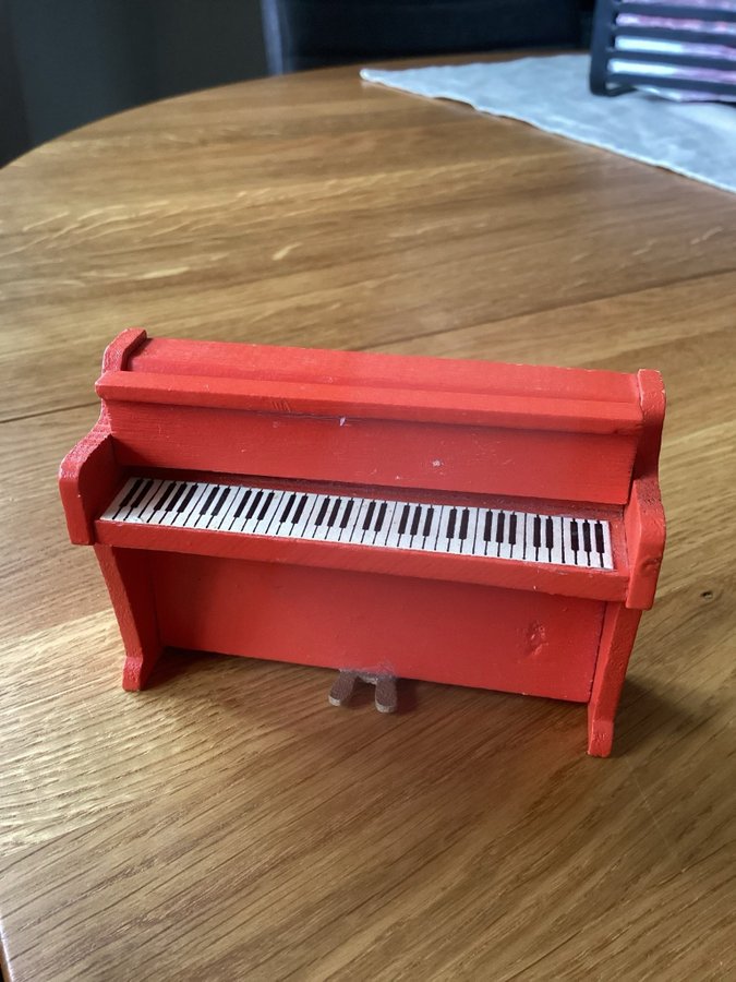 LUNDBY piano