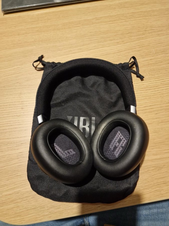 JBL Live 660NC hörlurar!