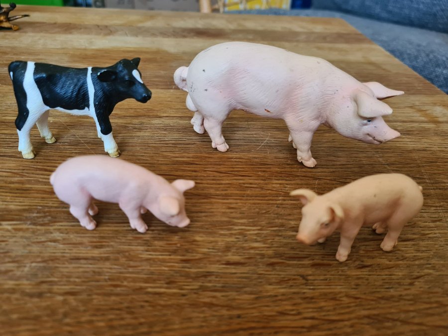 Schleich 4 st ladugårdsdjur figurer kalv 3 grisar