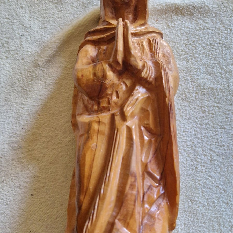 Träsnidad figur av Madonna i bön