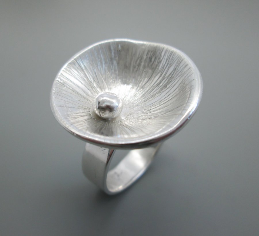 Mönstrad ring i silver 925 med liten silverpärla.