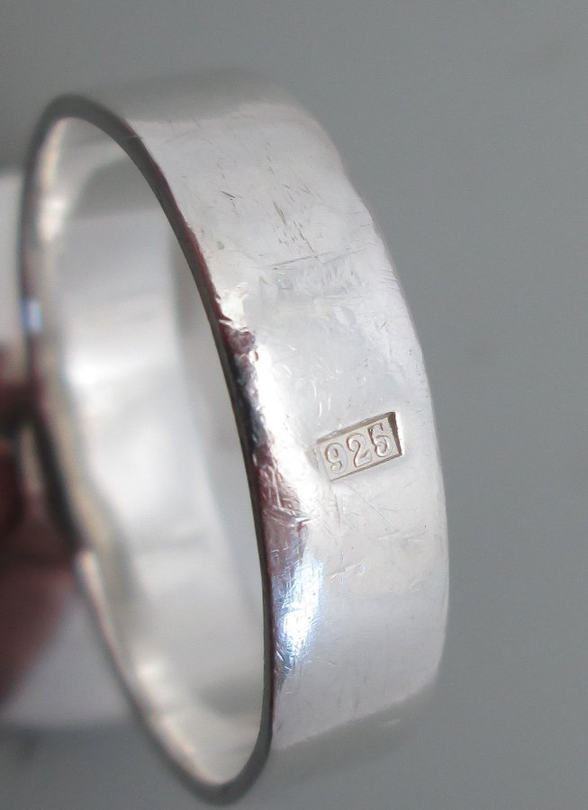 Mönstrad ring i silver 925 med liten silverpärla.