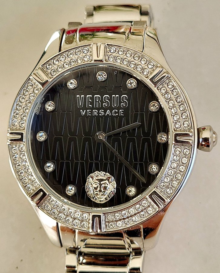 Versus Versace Damklocka med Swarovski kristaller