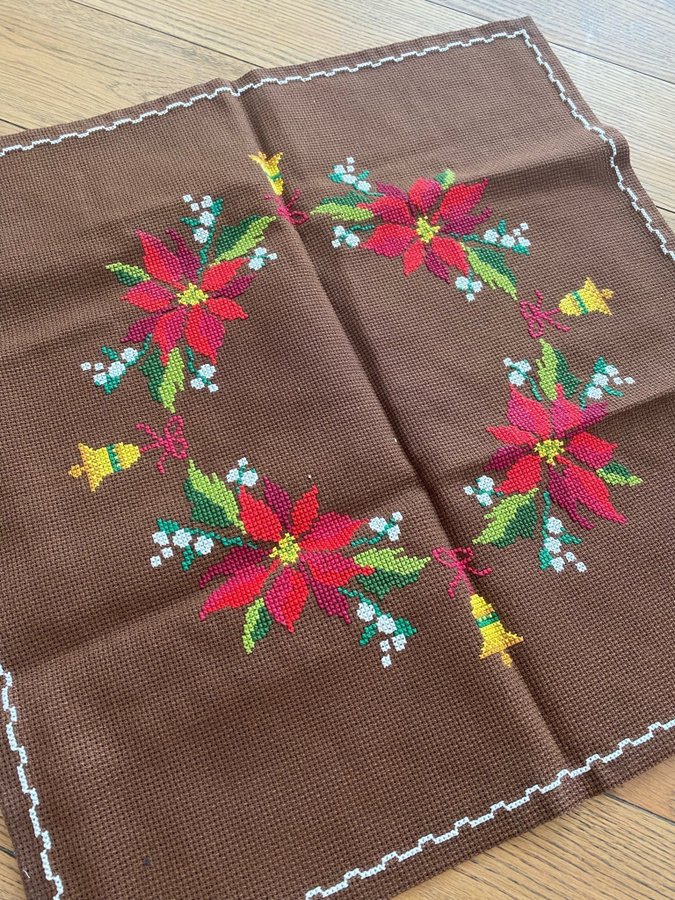 Julduk med broderade julstjärnor 56x56 cm retro