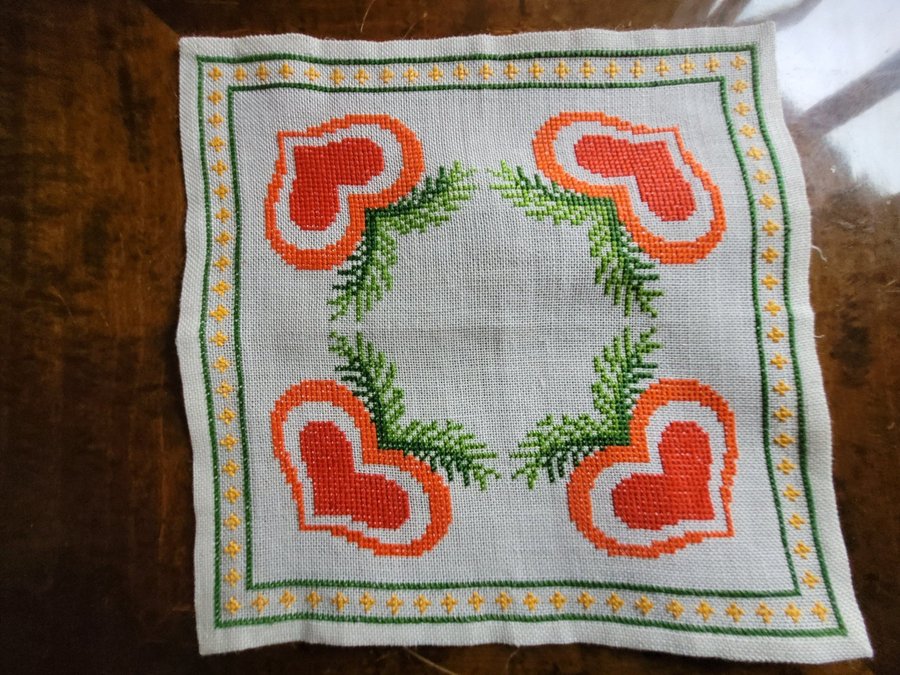 Söt handbroderad julduk Hjärtan grankvistar 32×31cm