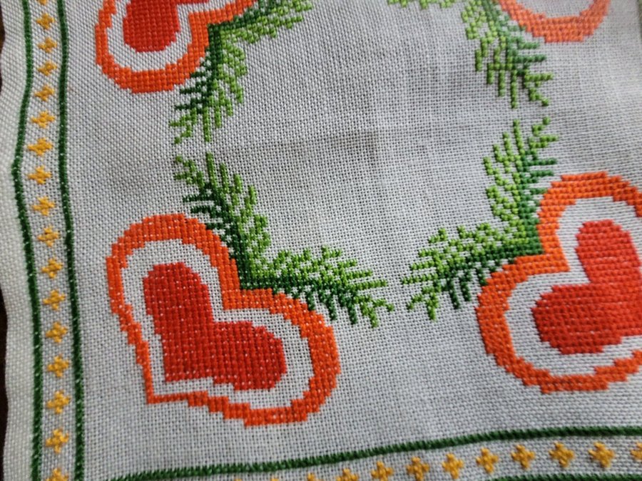 Söt handbroderad julduk Hjärtan grankvistar 32×31cm