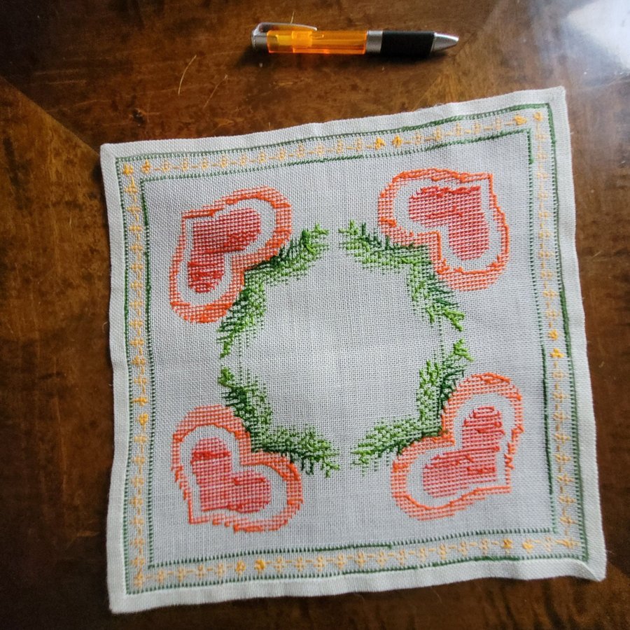 Söt handbroderad julduk Hjärtan grankvistar 32×31cm