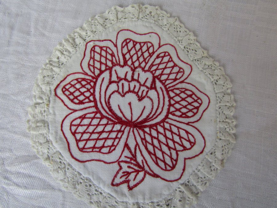 JUGEND broderad rund duk m knypplad spets D ca 18cm bomull