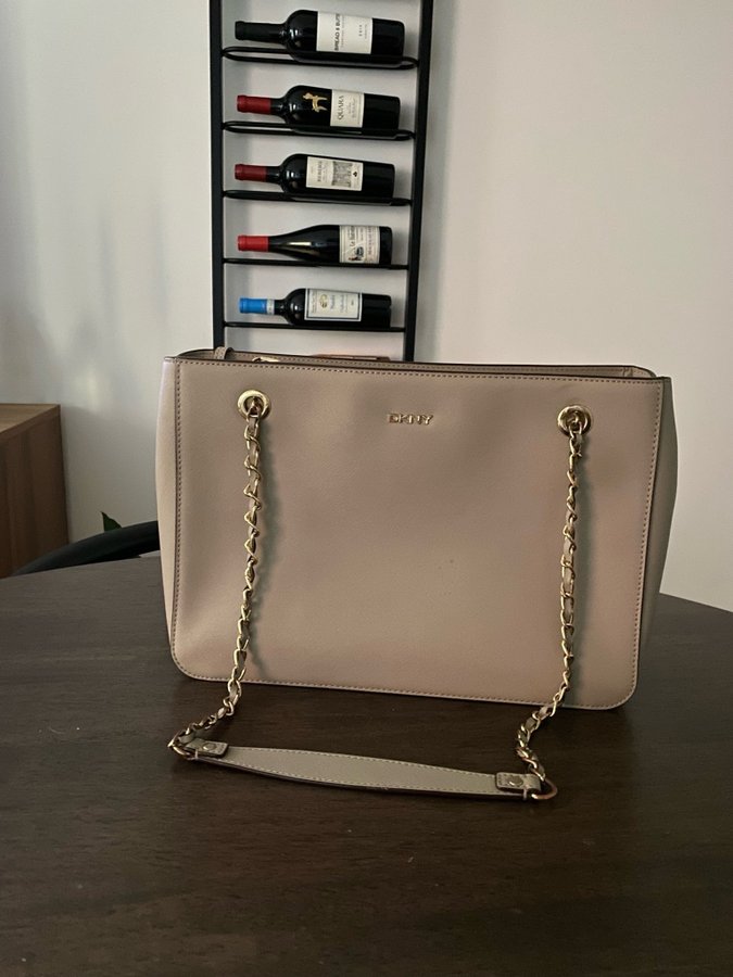 Beige DKNY väska