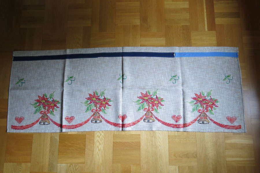 Julgardinkappa, Handbroderad med korsstygn på grov väv 160 x 60 cm