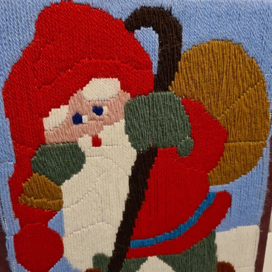 Jultomte broderi. Långstygn.Upphängning bak.36x26 cm.