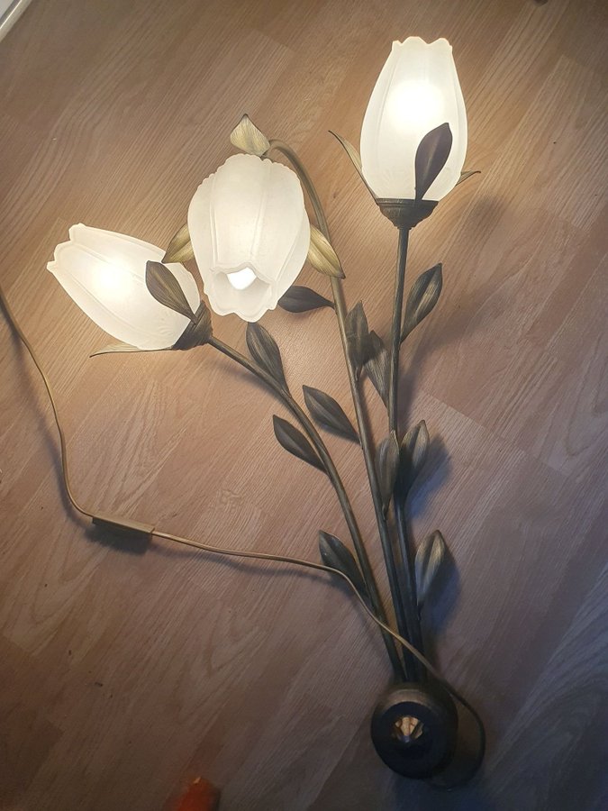 3-armad vägglampa i Art Nouveu / Art deco stil blomsterform