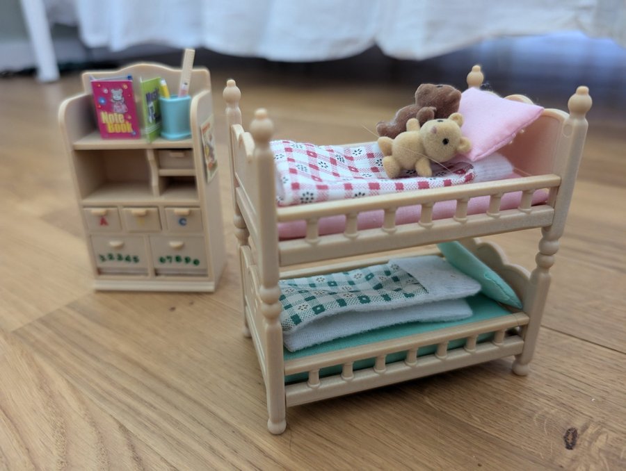 Säng och bokhylla från Sylvanian Families