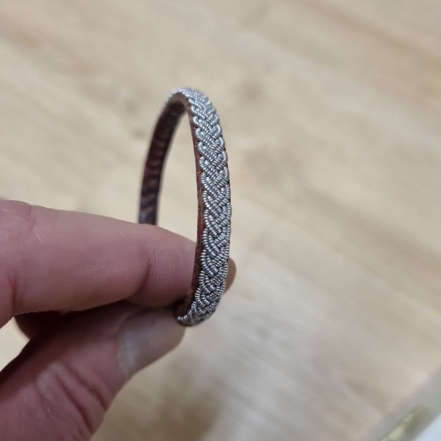 ARMBAND MED TENNBRODERI