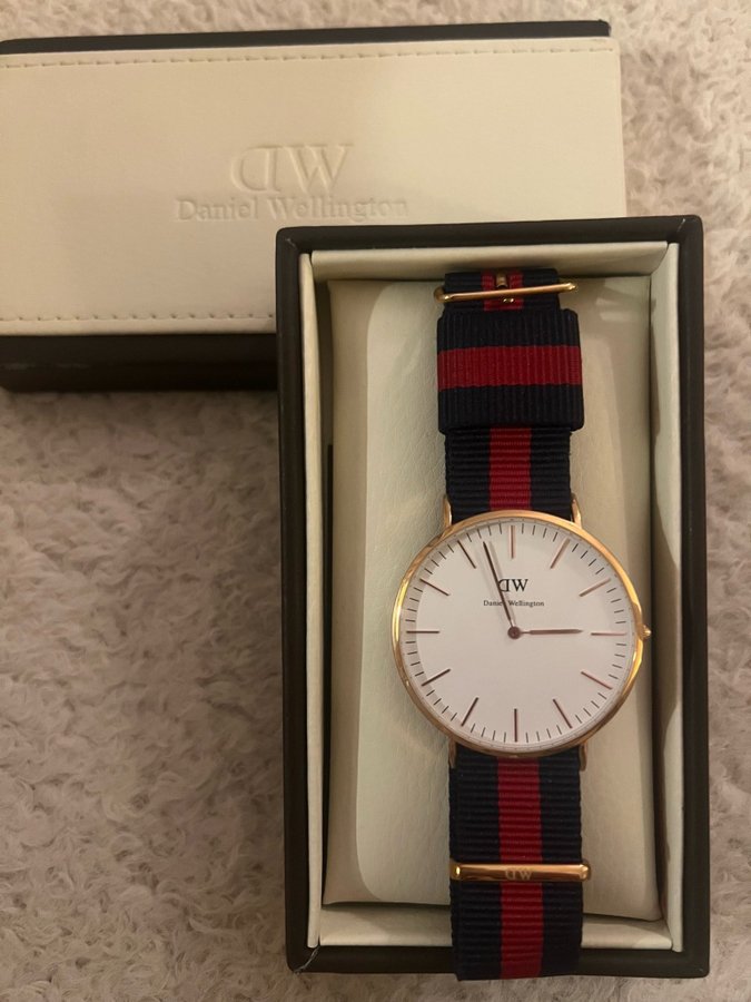 Daniel Wellington Klocka med Svart och Röd Rem