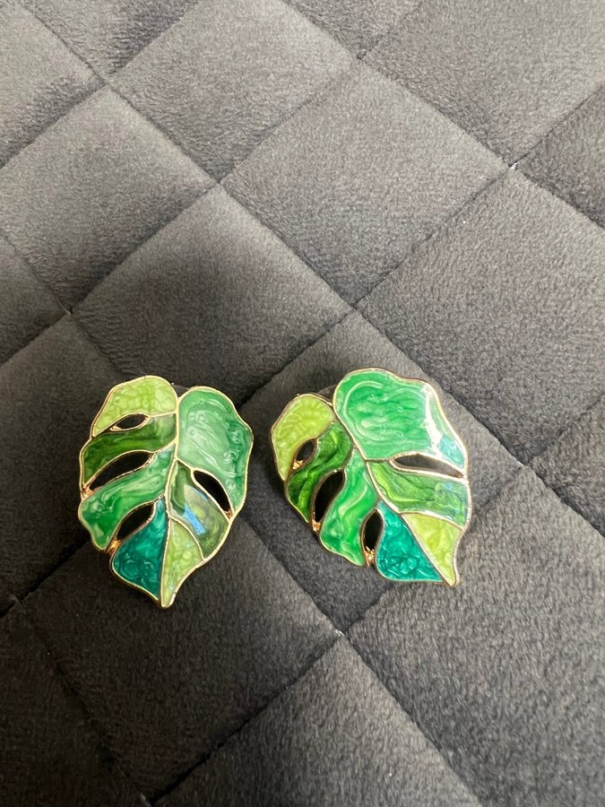 Snygga guldiga monstera örhängen natur blommor snittblomma studs löv blad gröna