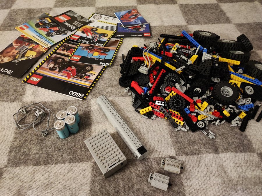 Lego technic - ca 1,7 kg inklusive 2 elmotorer + ritningar - 80-tal - fint skick