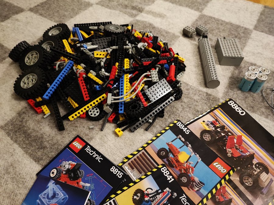 Lego technic - ca 1,7 kg inklusive 2 elmotorer + ritningar - 80-tal - fint skick