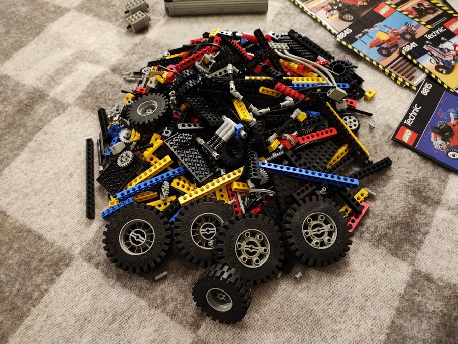 Lego technic - ca 1,7 kg inklusive 2 elmotorer + ritningar - 80-tal - fint skick