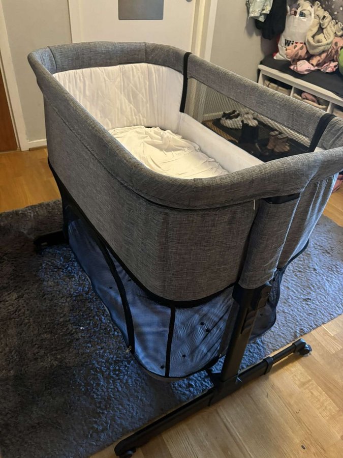 Oanvänd Moewo Spjälsäng bedside crib