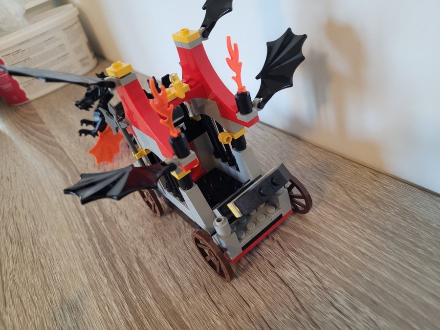 Lego set, Fright knights traitor transport 6047/6099 från 1997.