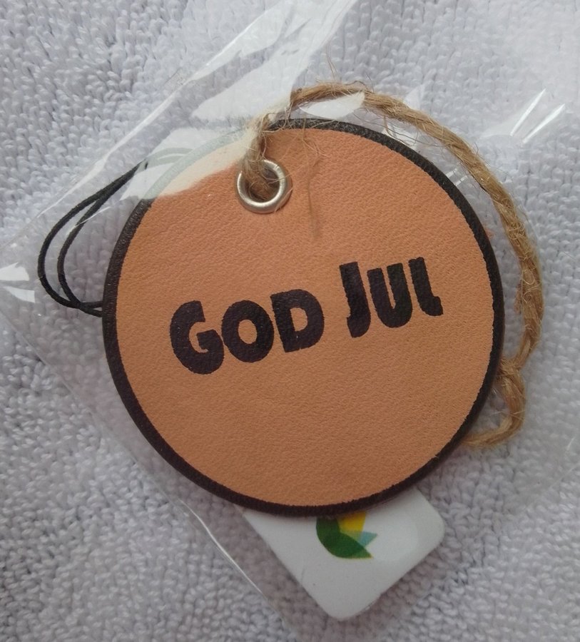 Presentlapp i skinn med texten "God Jul"