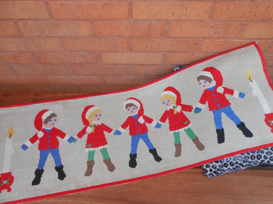 JUL/Stor Handbroderad linne bonad med Tomtenissar och ljus/38x104cm