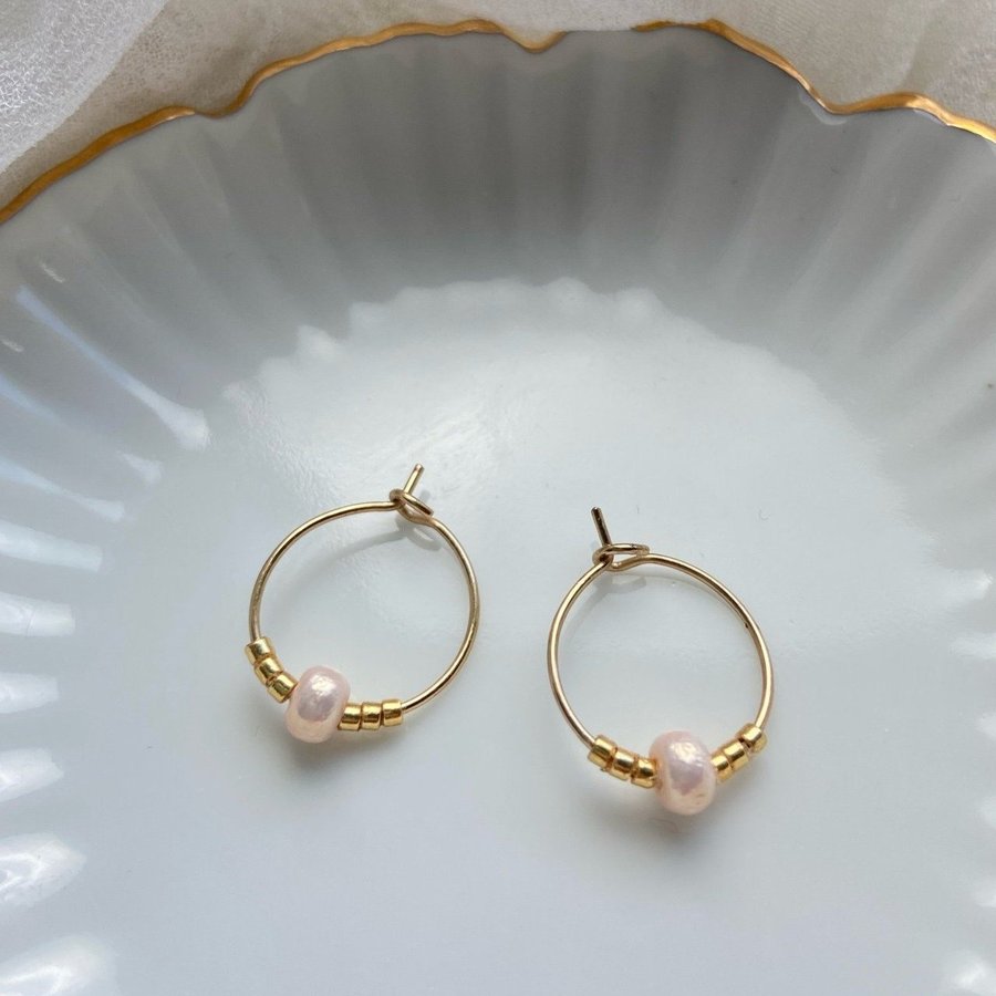 Baroque cream/gold beaded dainty hoop earrings