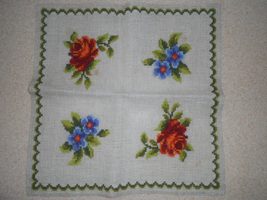 Fint BRODERAD duk BLOMMOR Broderad på linneaida  49 x 49 cm