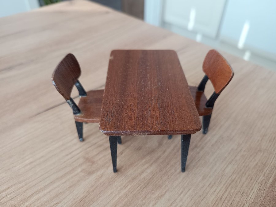 Retro teak möbler Lundby dockskåp dockhus bord stolar