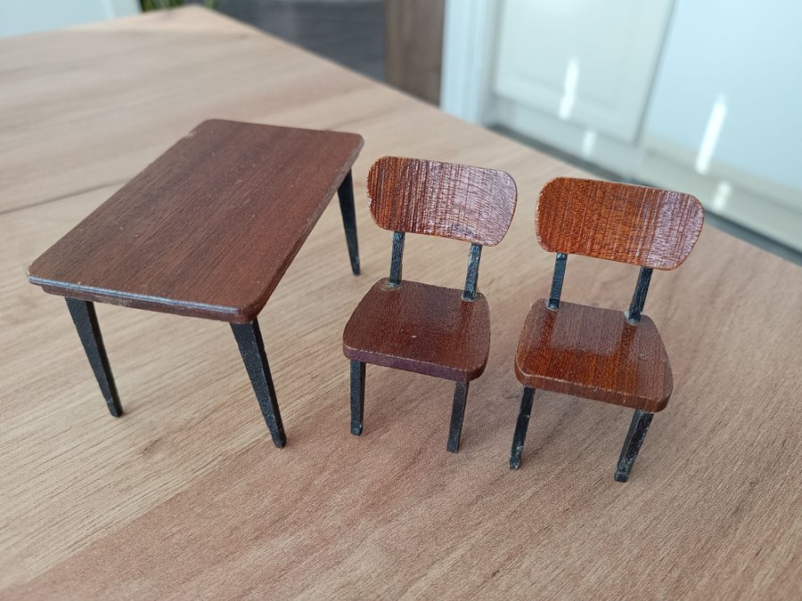 Retro teak möbler Lundby dockskåp dockhus bord stolar