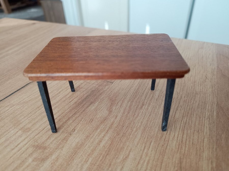 Retro teak möbler Lundby dockskåp dockhus bord stolar