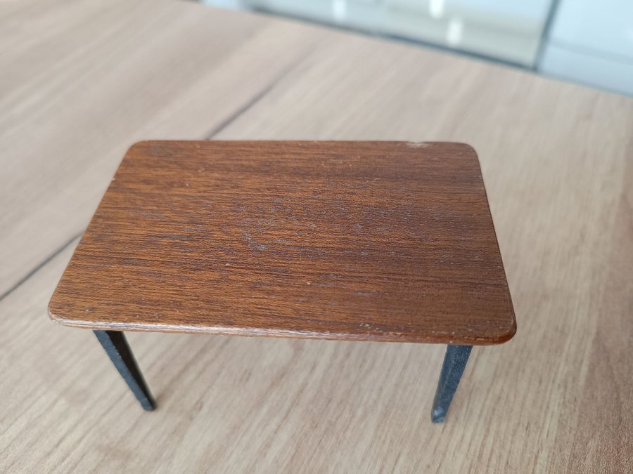 Retro teak möbler Lundby dockskåp dockhus bord stolar