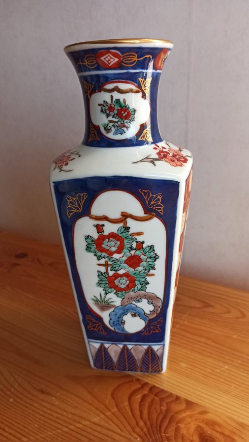 GOLDIMARI VAS, HÖJD 24 CM, DIAM. 10,5 CM.MKT FINT SKICK.VINTAGE GOLD IMARI 1970s