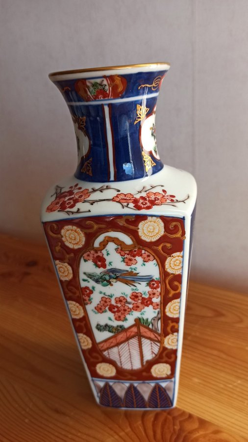 GOLDIMARI VAS, HÖJD 24 CM, DIAM. 10,5 CM.MKT FINT SKICK.VINTAGE GOLD IMARI 1970s