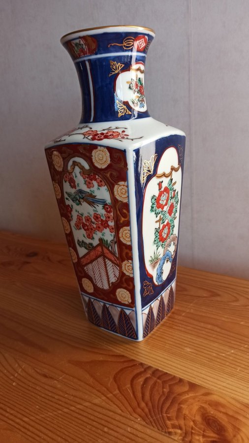 GOLDIMARI VAS, HÖJD 24 CM, DIAM. 10,5 CM.MKT FINT SKICK.VINTAGE GOLD IMARI 1970s