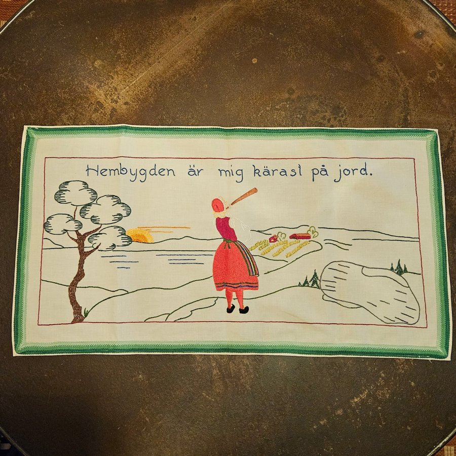 Broderad väggbonad