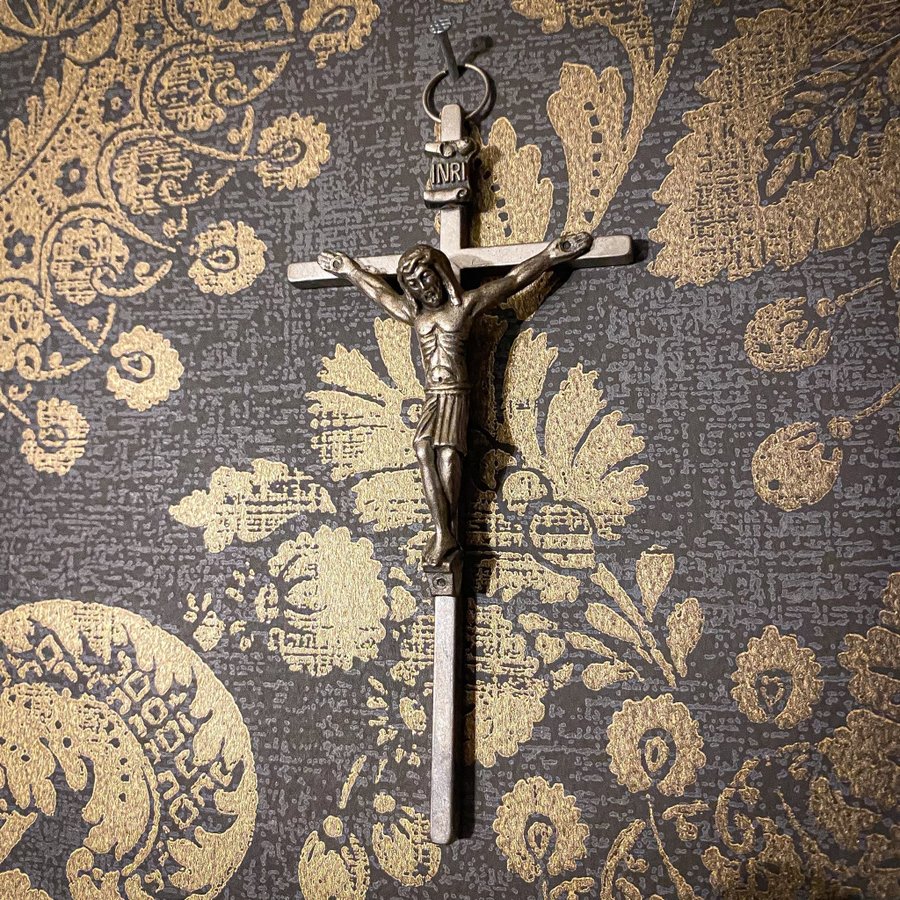 Äldre mini krucifix i metall för vägg 1900-tal Jesus Religon Blackmetal