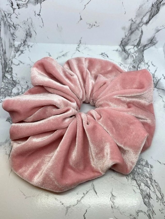 Ljusrosa överdimensionerad XXL sammet Scrunchie snodd Enchanted Scrunch NY