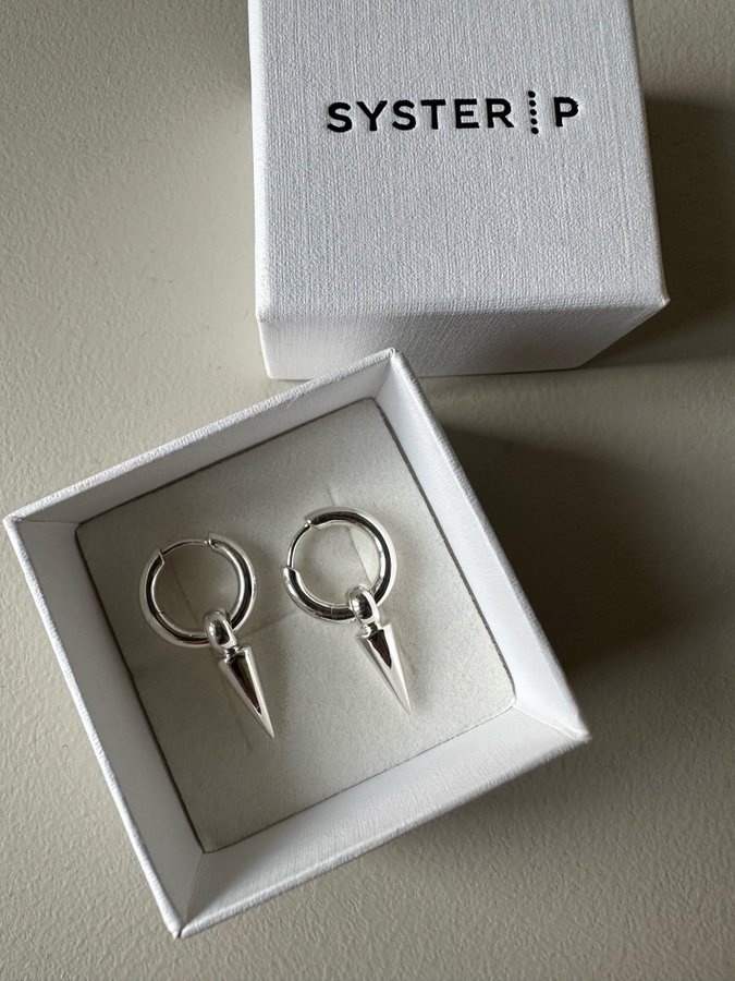 Syster P earrings