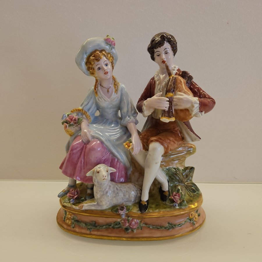 Capodimonte, Italien, figurin par med får