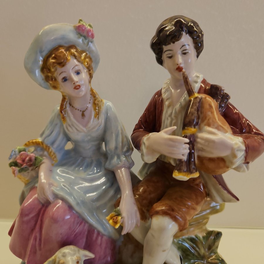 Capodimonte, Italien, figurin par med får