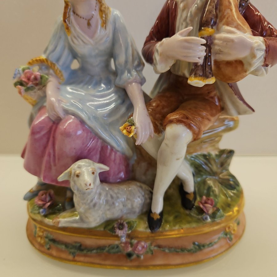 Capodimonte, Italien, figurin par med får