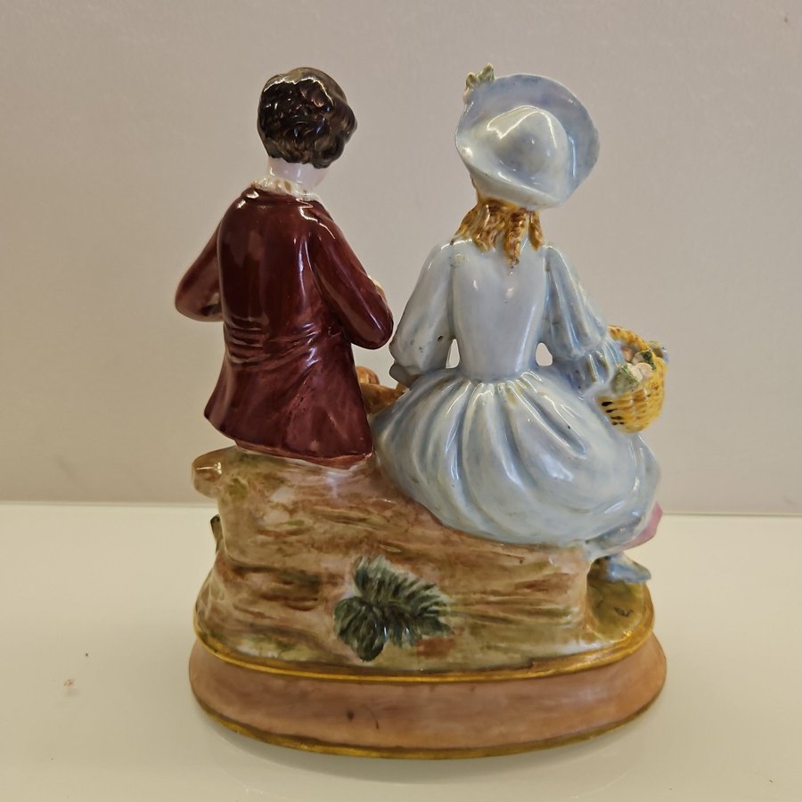 Capodimonte, Italien, figurin par med får