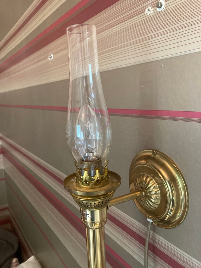 Vägglampa i mässing med frostat glas Karlskrona lampfabrik