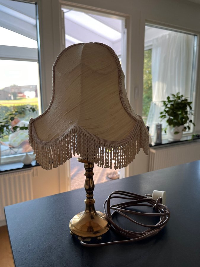 Svensktillverkad Malm-bordslampa med skärm