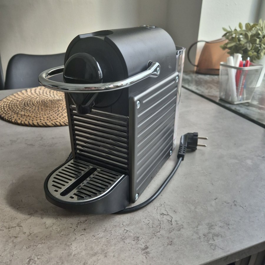 NESPRESSO® Pixie kaffemaskin av Krups