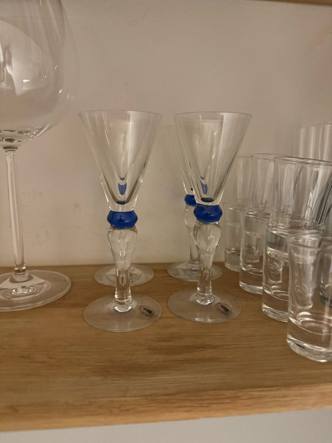 Glas med blå detalj