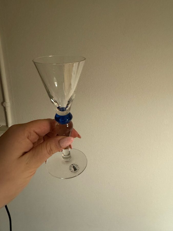 Glas med blå detalj