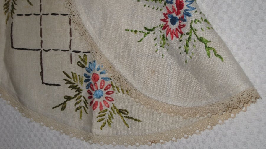 Röd - blå blommig broderad oval duk 20-tal/30-tal vintage retro